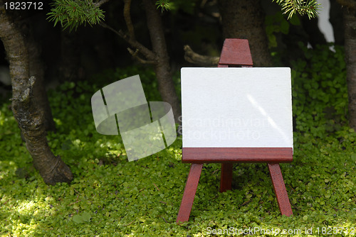 Image of blank easel