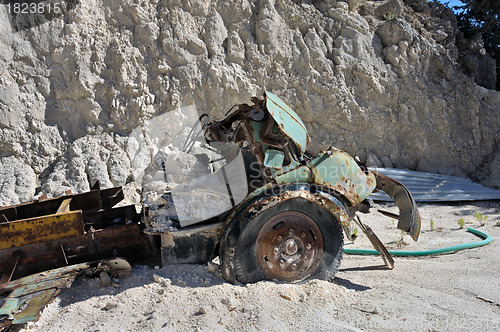 Image of rusty car