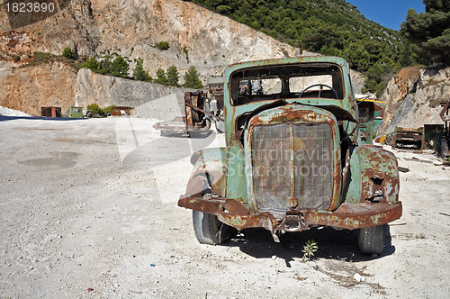 Image of rusty vintage car