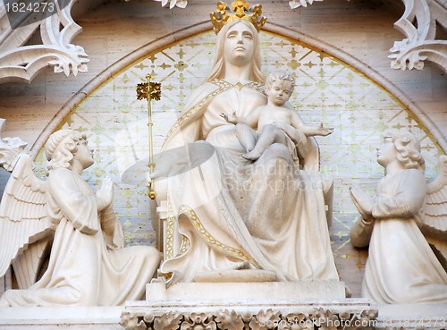 Image of Madonna on the throne with the Child Jesus and two angels