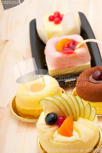 Image of fresh berry fruit cake