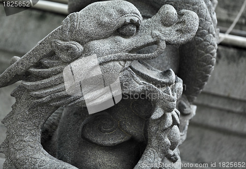 Image of chinese dragon statue in temple