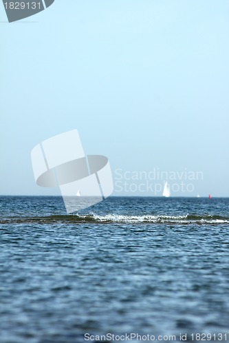 Image of single wave at the seaside