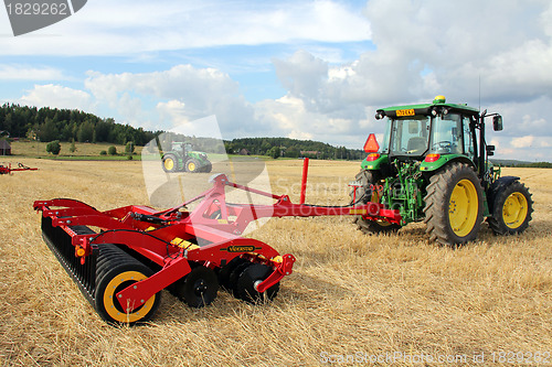 Image of Väderstad Carrier 400 stubble cultivator and John Deere Tractor