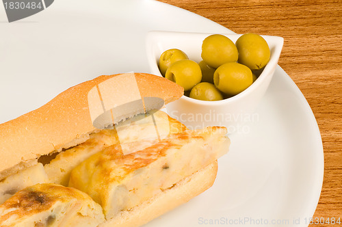 Image of Tortilla and olives