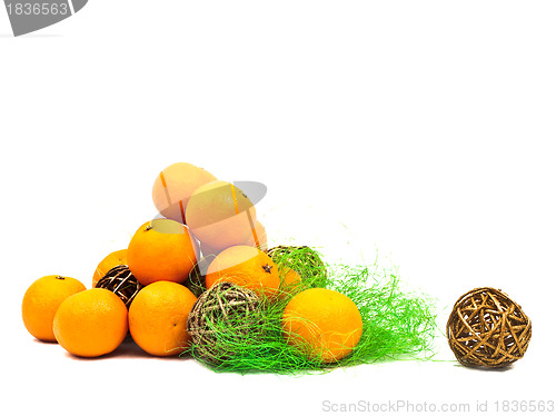 Image of mandarines and golden balls with green
