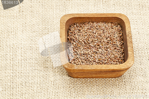 Image of brown flax seeds