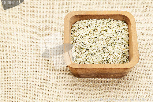 Image of shelled hemp seeds 