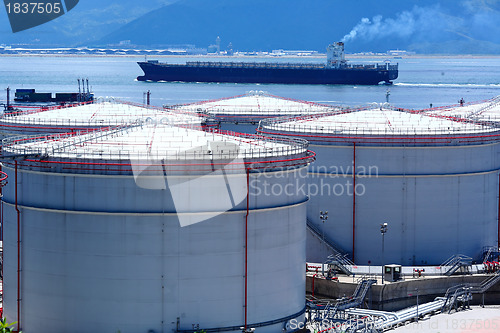 Image of oil tank and oil ship