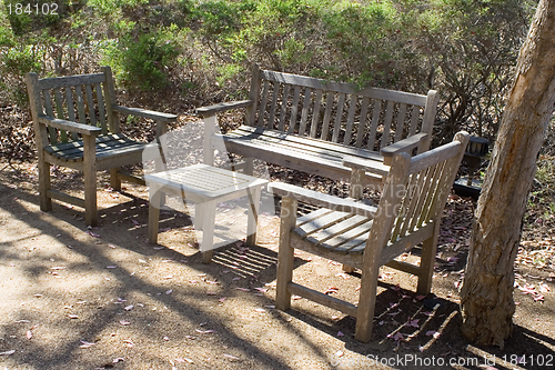 Image of chais and a table in a park