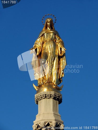 Image of Virgin Mary statue made of gold