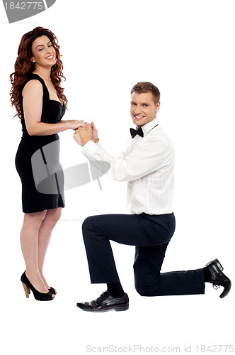 Image of Guy on his knees proposing girl to marry