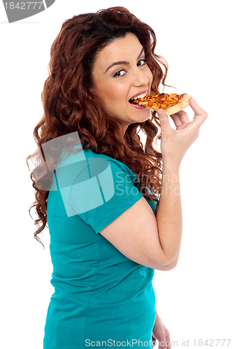 Image of Side pose casual pretty girl enjoying pizza