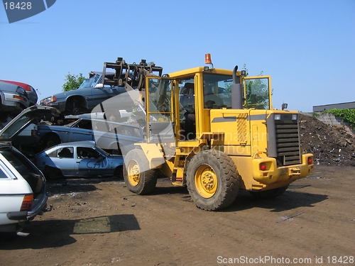 Image of Truck lifting a car wreck