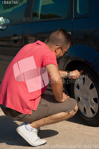 Image of Checking the tyre