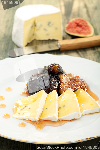 Image of Figs cooked in honey and soft cheese.