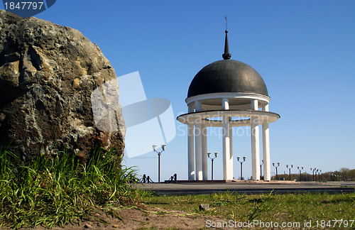 Image of Rotunda and stone 