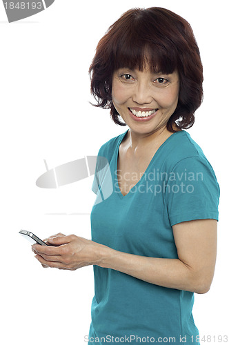 Image of Pretty girl messaging her friends