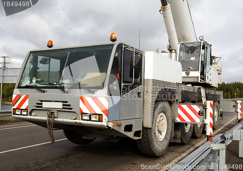 Image of 100 ton crane is ready for operation