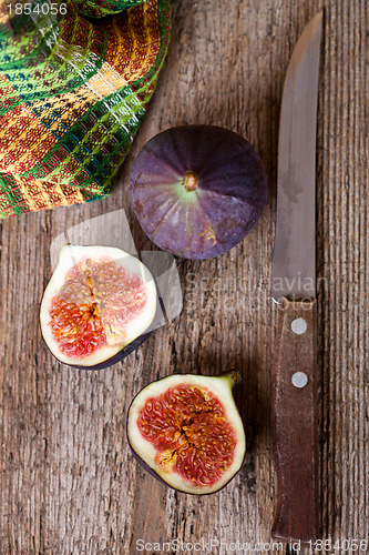 Image of  fresh figs, knife and towel