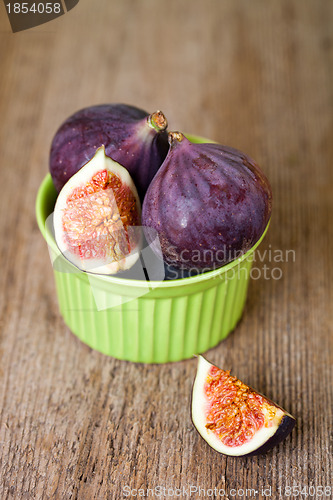 Image of  fresh figs in a bown