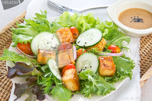 Image of Tofu salad with sesame dressing