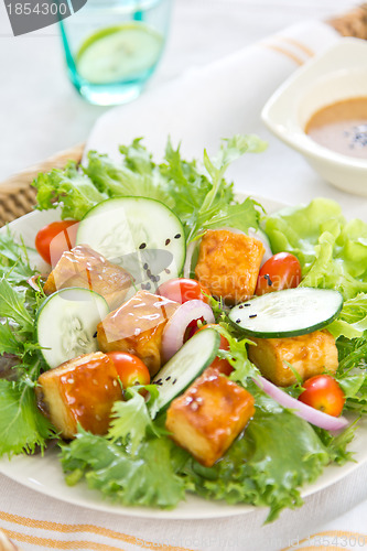 Image of Tofu salad with sesame dressing
