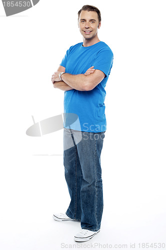 Image of Handsome guy keeping his arms crossed, casual shot