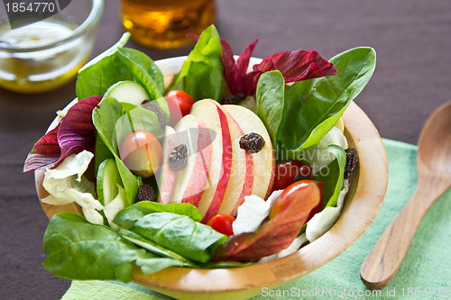 Image of Apple with raisin and spinach salad