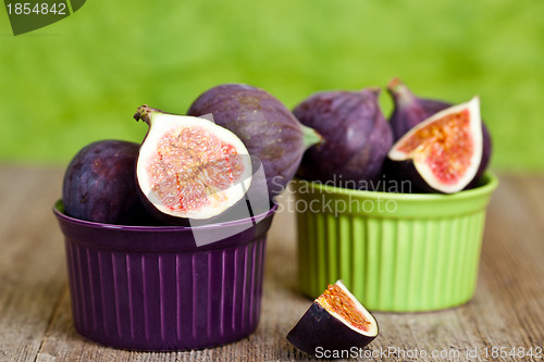 Image of  fresh figs in two bowls 
