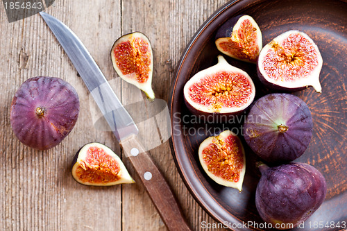 Image of  plate with fresh figs and old knife