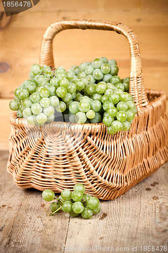 Image of basket with grapes 