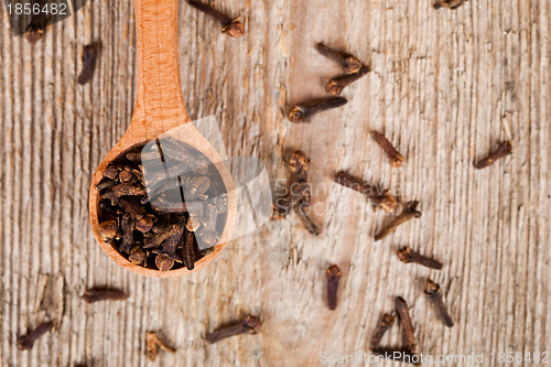 Image of cloves in wooden spoon