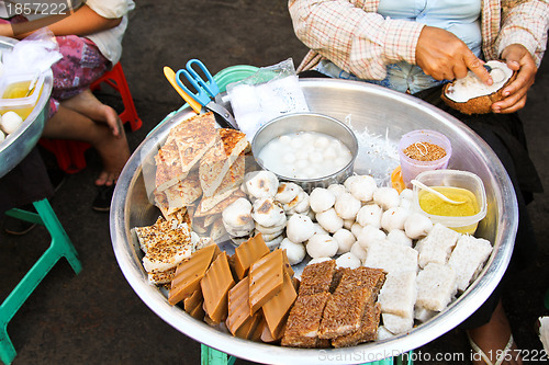 Image of Burmese's dessert in a market 