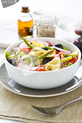 Image of Farfalle with asparagus and olive salad