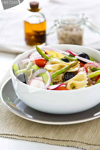 Image of Farfalle with asparagus and olive salad
