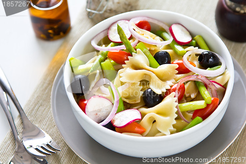 Image of Farfalle with asparagus and olive salad