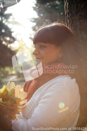 Image of pretty woman in the autumn park 