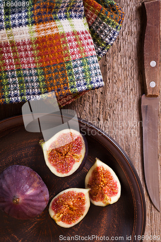Image of  fresh figs, old knife and  towel 