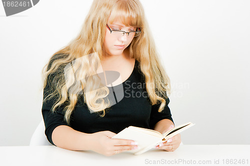 Image of blonde girl with glasses reading