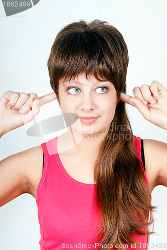 Image of girl plugs fingers in his ears