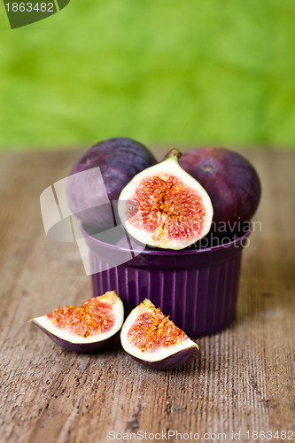 Image of  fresh figs in a bowl 