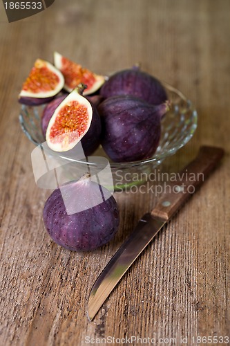 Image of bowl with fresh figs and old knife 