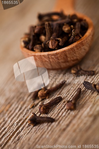 Image of cloves in wooden spoon 