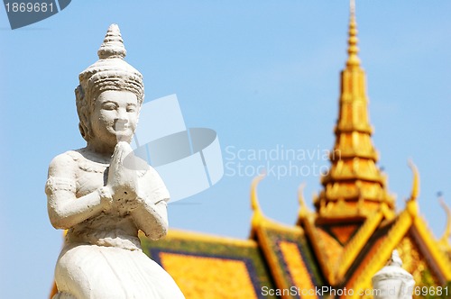 Image of Buddha sculpture in front of the golden temple