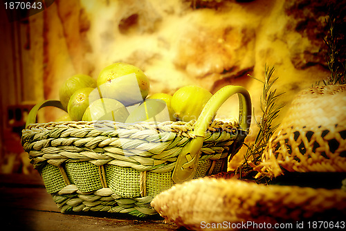 Image of basket of figs and straw hat