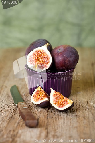 Image of bowl with fresh figs and old knife 