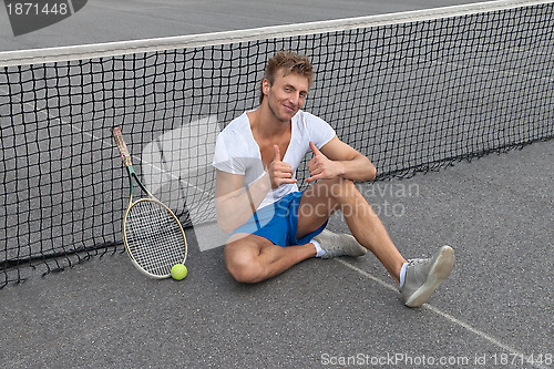 Image of Tennis player showing thumbs up