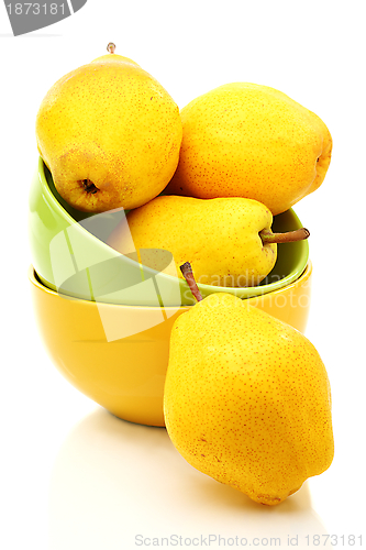 Image of Ripe yellow pears in bowl.