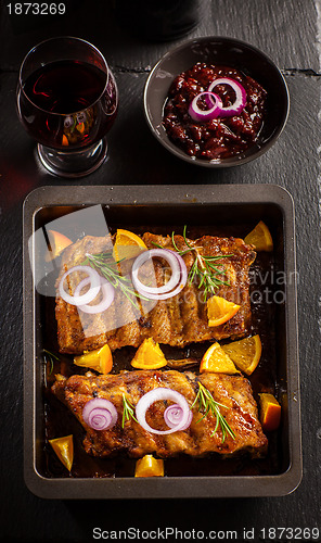 Image of BBQ spare ribs with chutney and wine